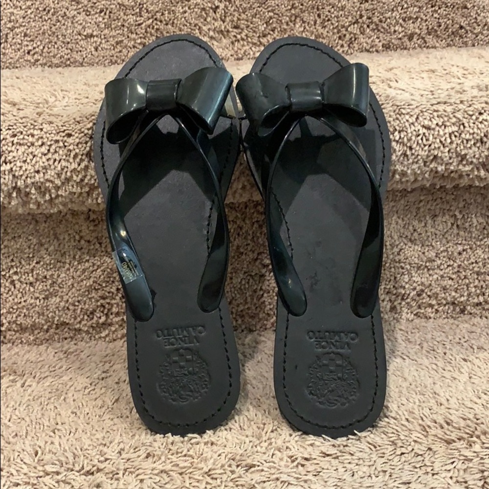 Vince Camuto black women’s bow flip flops